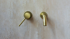 Настенный смеситель для раковины Solitario из латуни сорта Gold золотого цвета ИНДОНЕЗИЯ 556402101_1