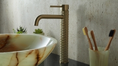 Накладной смеситель для раковины Diama Crystal с глянцевой фактурой из латуни сорта Brushed Gold золотого цвета ИНДИЯ 688546103_1