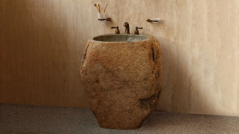 раковина цвета терракоты на фоне природных материалов